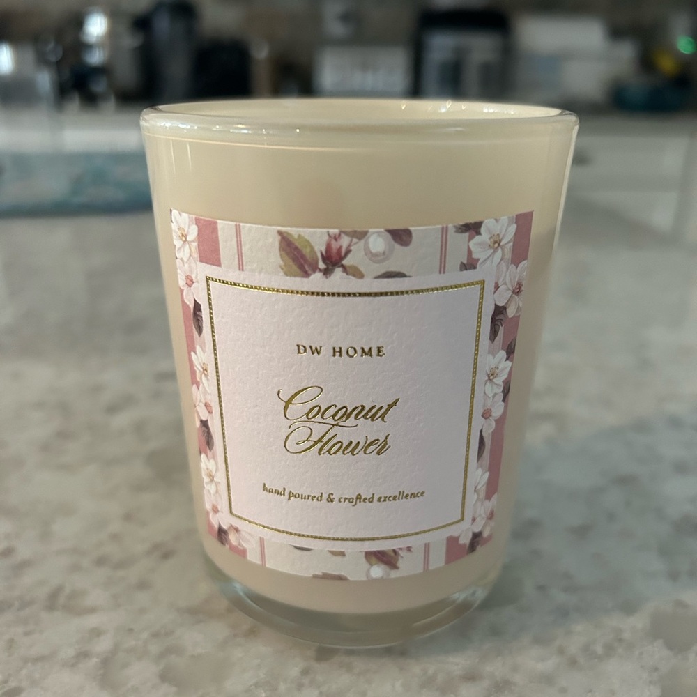 “New” DW Home Coconut Flower Candle 7.6 oz w/ matching box
